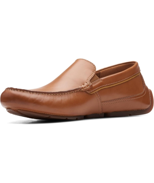 TỰU TRƯỜNG & GIÀY LƯỜI 2025 TỪ CLARKS CHO 500 ANH EM